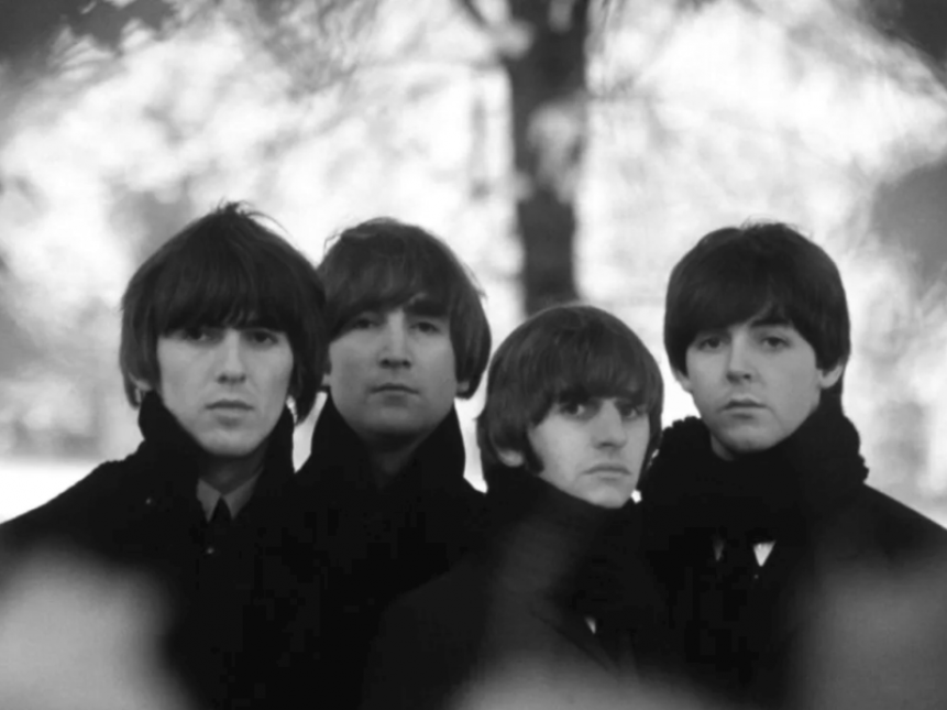 BEATLES ENTRE BLUSES